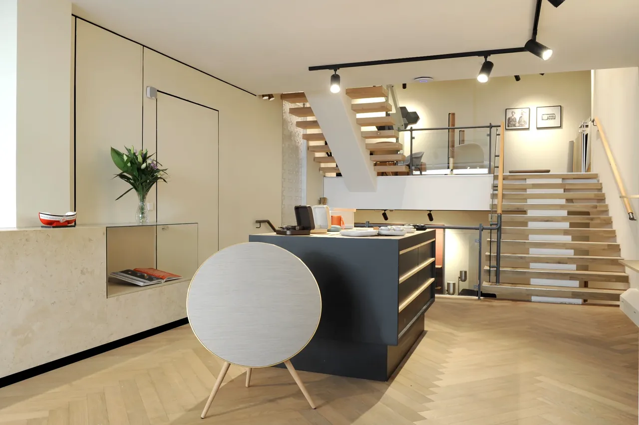 Beosound-Lautsprecher im Atrium des Stores von Bang&nbsp;&&nbsp;Olufsen Nürnberg